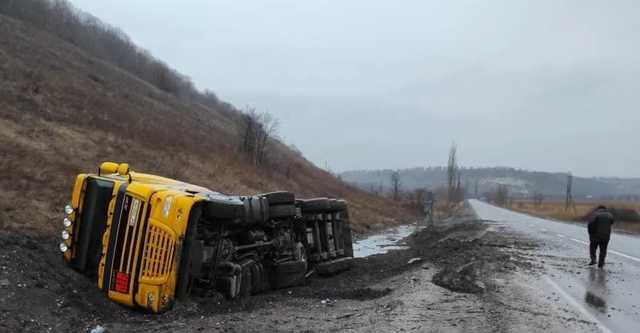 На Луганщине перевернулась фура с полной цистерной мазута