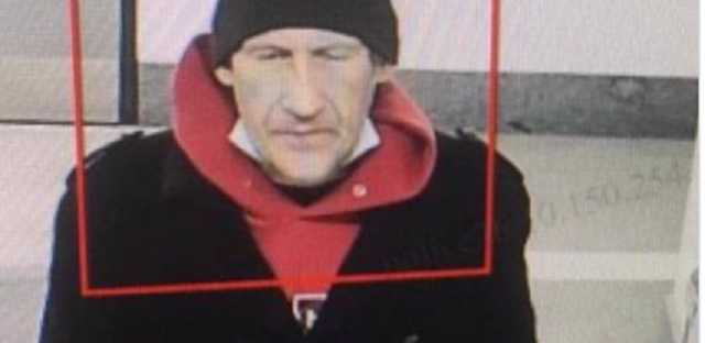 У Києві злодій відібрав у школяра мобілку в метро