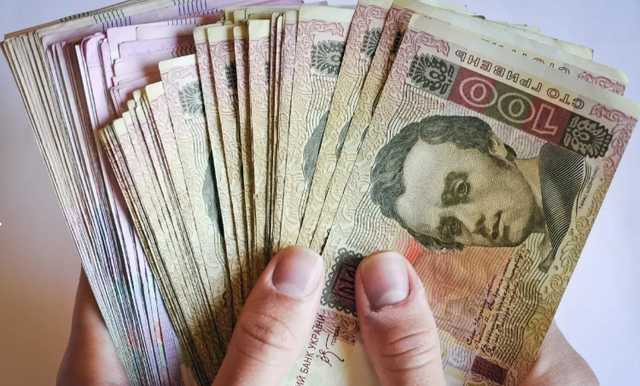 Объем наличных гривен в обороте за год вырос на треть