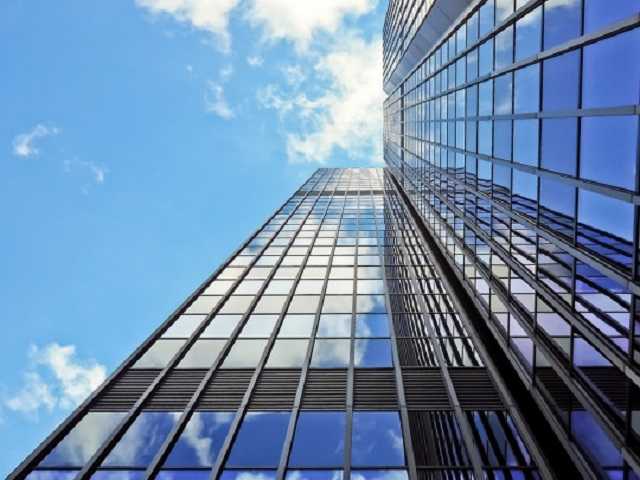 Женщина упала с огромной высоты на мужчину в Днепре