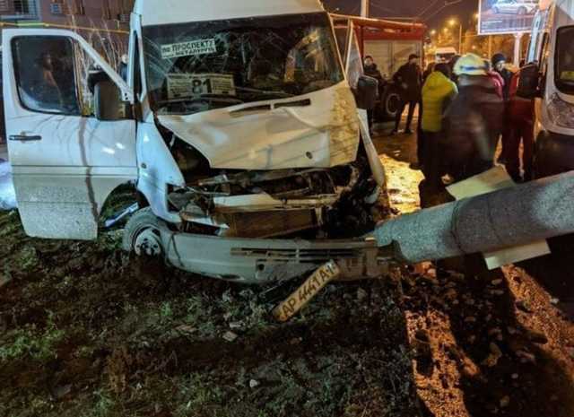 В Запорожье маршрутка на полном ходу влетела в столб, пострадали 14 человек