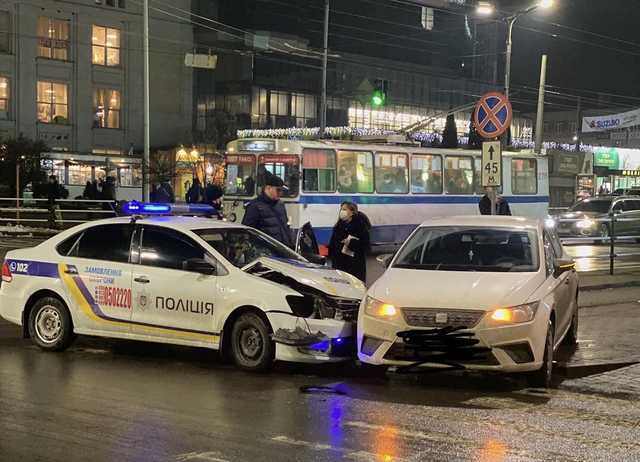 У центрі Хмельницького поліцейські потрапили у ДТП