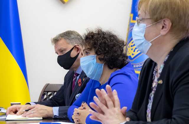 Великобритания приветствует блокировку каналов, наносящих реальный вред Украине, - посол Симмонс