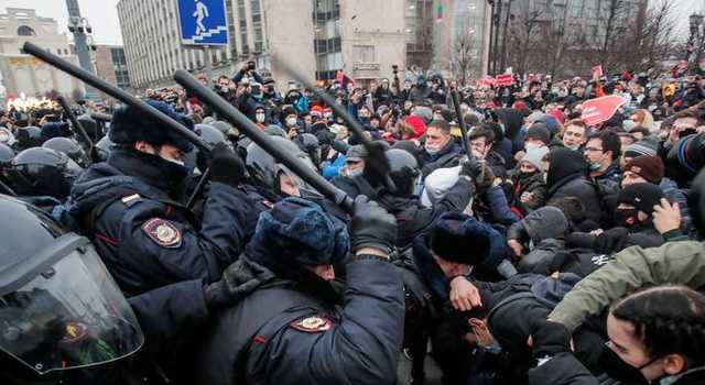 Протесты в России усилятся: кому-то сломают руки, пробьют голову, а кого-то посадят