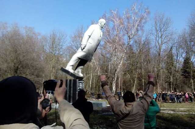 Под Геническом детский лагерь обязали избавиться от памятников Ленину