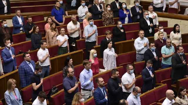 СМИ: Зарплаты "Слуг народа" в конвертах выросли минимум до 15 тысяч долларов