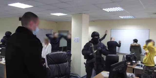 Ошукали понад 500 осіб: у Києві викрили шахрайську схему онлайн-інвестицій