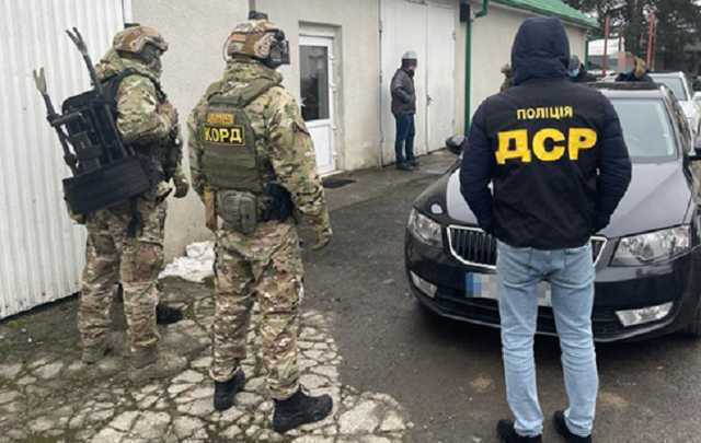 На Закарпатті вісьмох митників звинуватили в махінаціях
