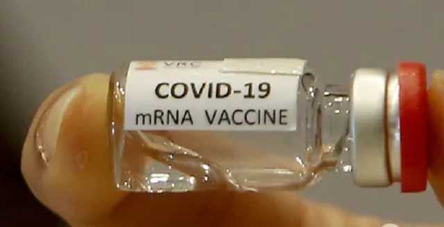 Вакцина от COVID-19 тренирует иммунитет, – инфекционист