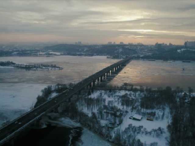 «Вся дорога усыпана обломками». На мосту Патона в Киеве произошло серьезное ДТП