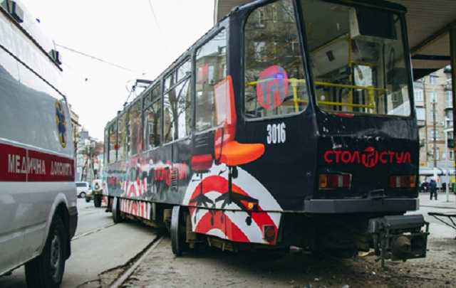 В Днепре трамвай сошел с рельсов и придавил женщину