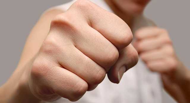 Бокс на переходе: в Днепре водитель грузовика подрался с пешеходом