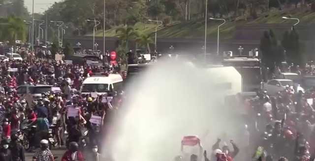 Переворот у М’янмі: для розгону багатотисячного мітингу силовики пустили в хід водомети