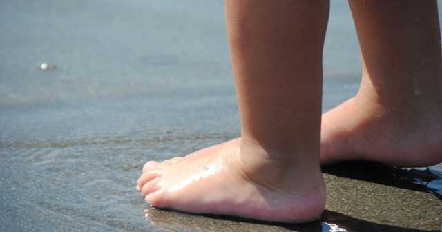 На Закарпатті померла дворічна дитина, яка впала у воду на базі відпочинку