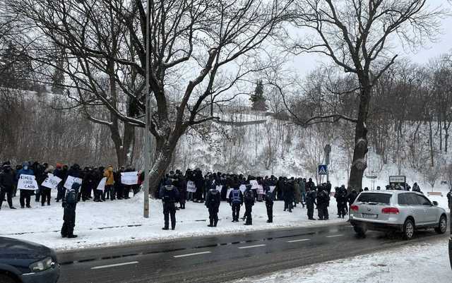 В Киеве устроили митинг в поддержку каналов Медведчука: названы расценки