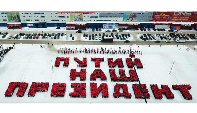 В России – "молодежь за Путина". Правда, только из-под палки