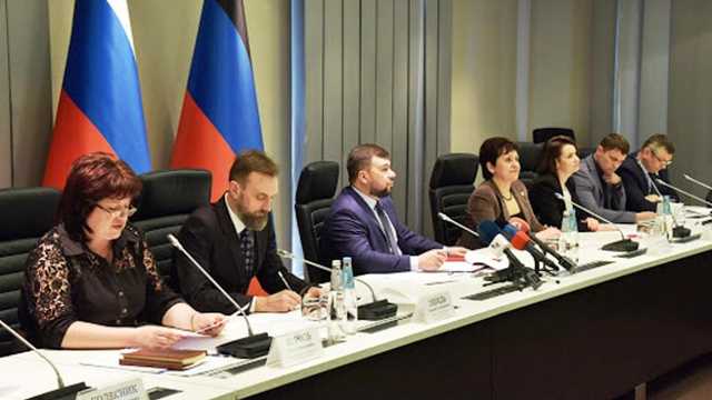 Ряду «чиновников ДНР» надбавки к зарплате повысили на 150%: опубликованы фамилии террористов-счастливчиков