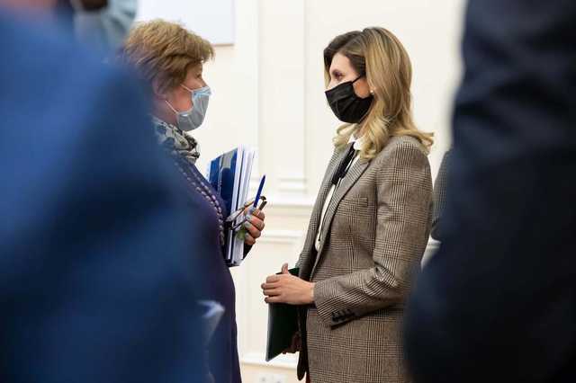 Зеленская появилась на публике в "клетчатом" образе