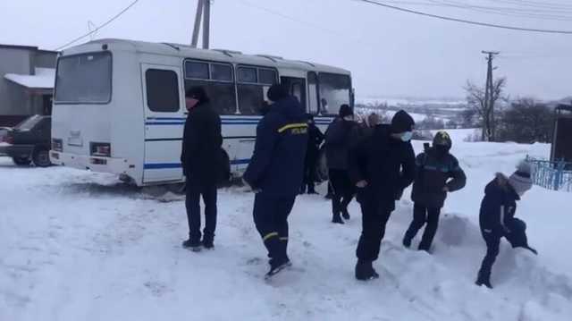 В Волынской области бойцы ГСЧС спасли школьный автобус с детьми из снежной ловушки
