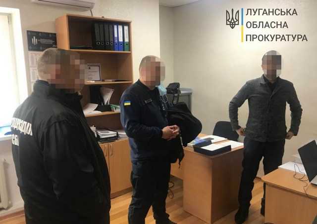 Керівник одного з підрозділів ГУ ДСНС Луганщини намагався “кинути” на квартиру пенсіонерку