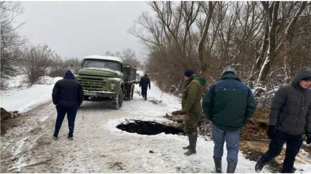 Трехметровый провал на дороге заблокировал движение транспорта на Закарпатье