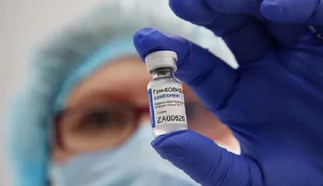 Сотрудник Шустера получил положительный ПЦР после вакцинации "Спутником V": Голубовская объяснила "феномен"