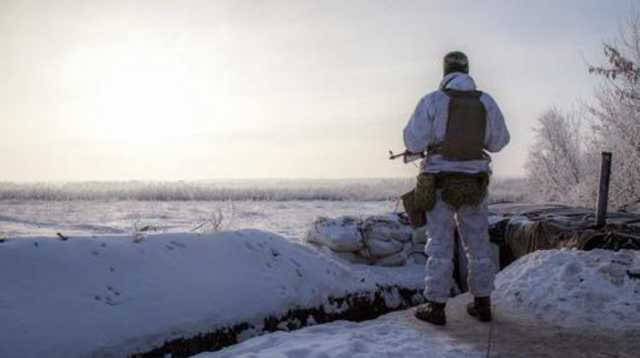 На Донбассе обстреляли украинские позиции: боец ВСУ получил ранения при взрыве