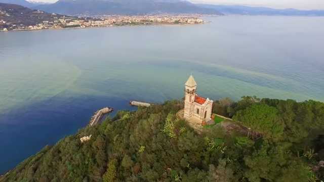 Українському олігархові не дістався італійський острів, який належав Церкві