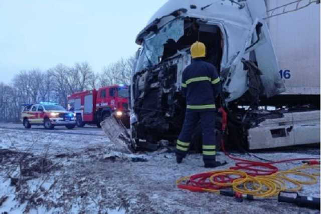 На трассе под Харьковом грузовики попали в страшное смертельное ДТП