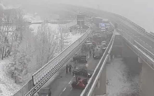 В Италии столкнулись десятки авто, есть погибшие и раненые