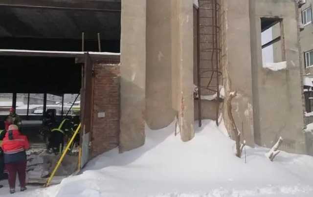 Во Львове под завалами здания нашли труп