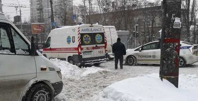 В Киеве бус насмерть сбил пенсионерку, выезжая из сугроба
