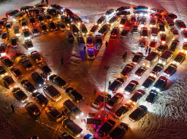 В Киеве выстроили валентинку из 110 авто, Одесса показала "ответку"