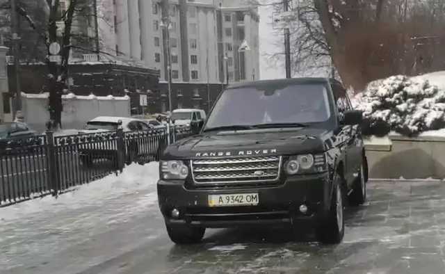 Чтобы избежать штрафа: Порошенко приехал в Раду с частично закрашенными номерами