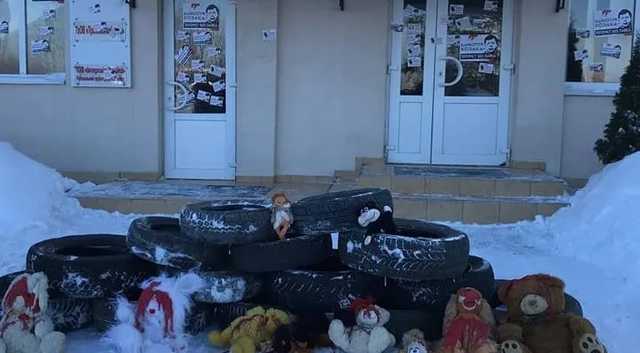 Во Львове возле предприятий санкционного Козака устроили акцию "Геть московського козачка"