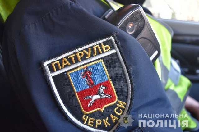 У Черкасах неадекватний екіпаж авто побив патрульних поліцейських