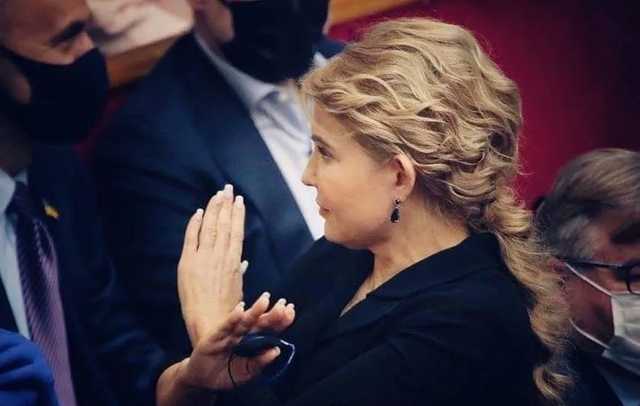 Тимошенко опять показалась в Раде с новой прической: фото необычного "хвоста"