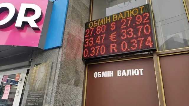 Доллар стали активнее продавать под налоги, но его курс все равно подняли