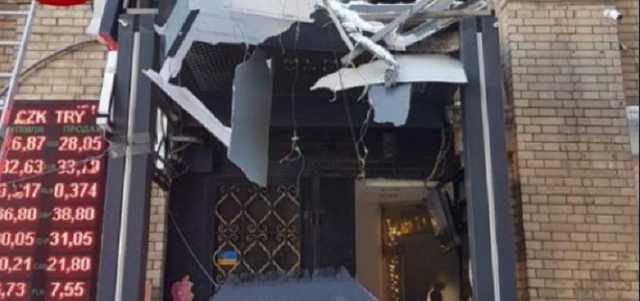 В центре Киева упавшая сосулька полностью разбила козырек входа в здание