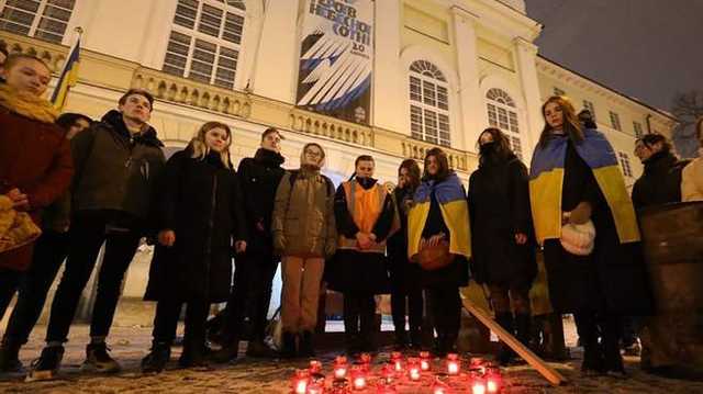 Со щитами и файерами: во Львове воссоздали события Революции Достоинства