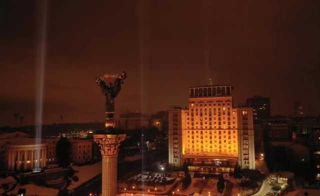 В Киеве зажгли Лучи достоинства в память о Небесной сотне