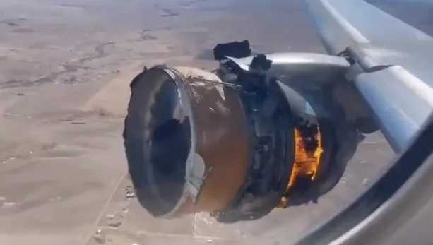 В США самолет загорелся в небе: обломки упали на жилые дома