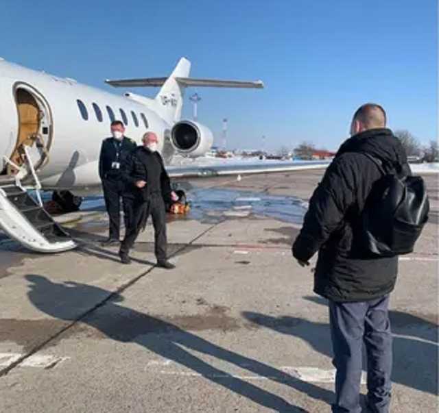 Летал часто в Женеву: появились подробности бегства Яценко