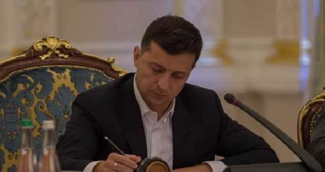 Зеленський підписав закон про компенсацію за затримані зарплати та пенсії
