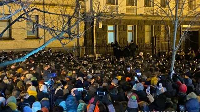 Из-за столкновения на Банковой задержали около 20 человек: начали уголовное производство