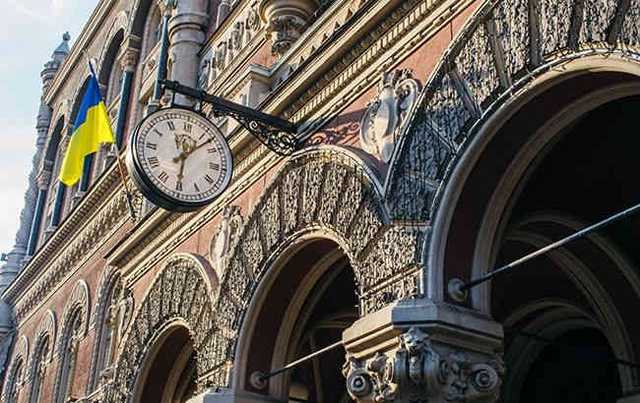 Українські банки обслуговуватимуть жителів Криму без довідки біженця