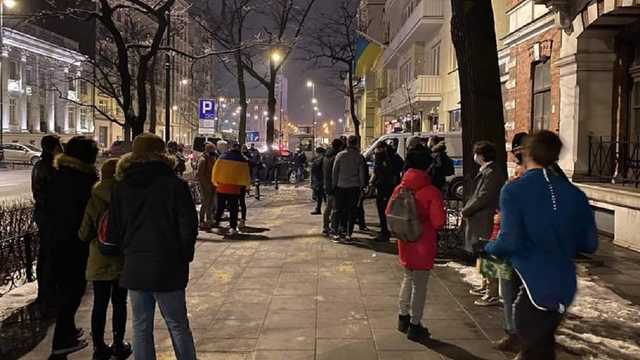 "Свободу Стерненко": из-за карантина активисты в Варшаве протестуют по очереди