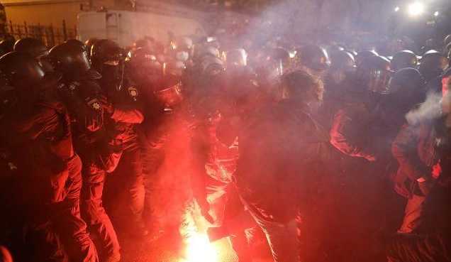 Драка, газ и пострадавшие: видео с митинга за Стерненко в центре Киева
