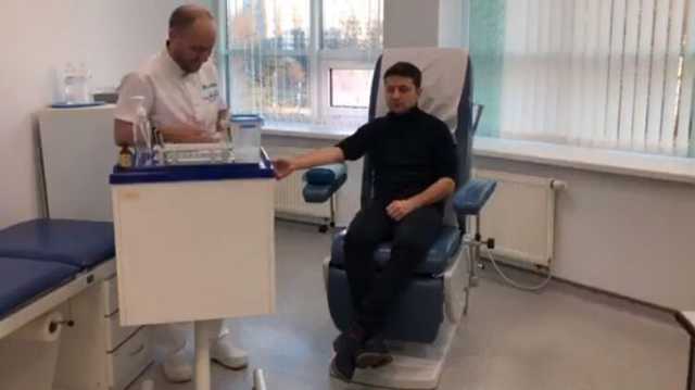 Зеленский собрался сделать прививку индийской вакциной вместе с военными