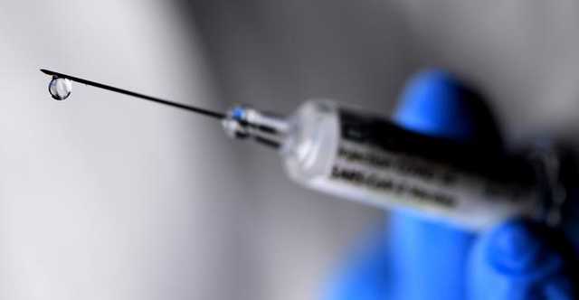 В правительстве обещают продажу вакцин "под отпуска" к лету